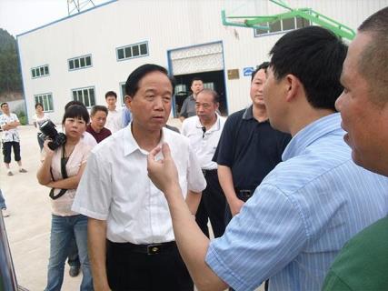 商务部领导来我基地考察调研,了解火龙果苗,蓝莓苗生长情况,电子商运行情况